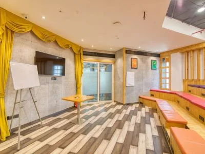 Managed office floor with 65 seats